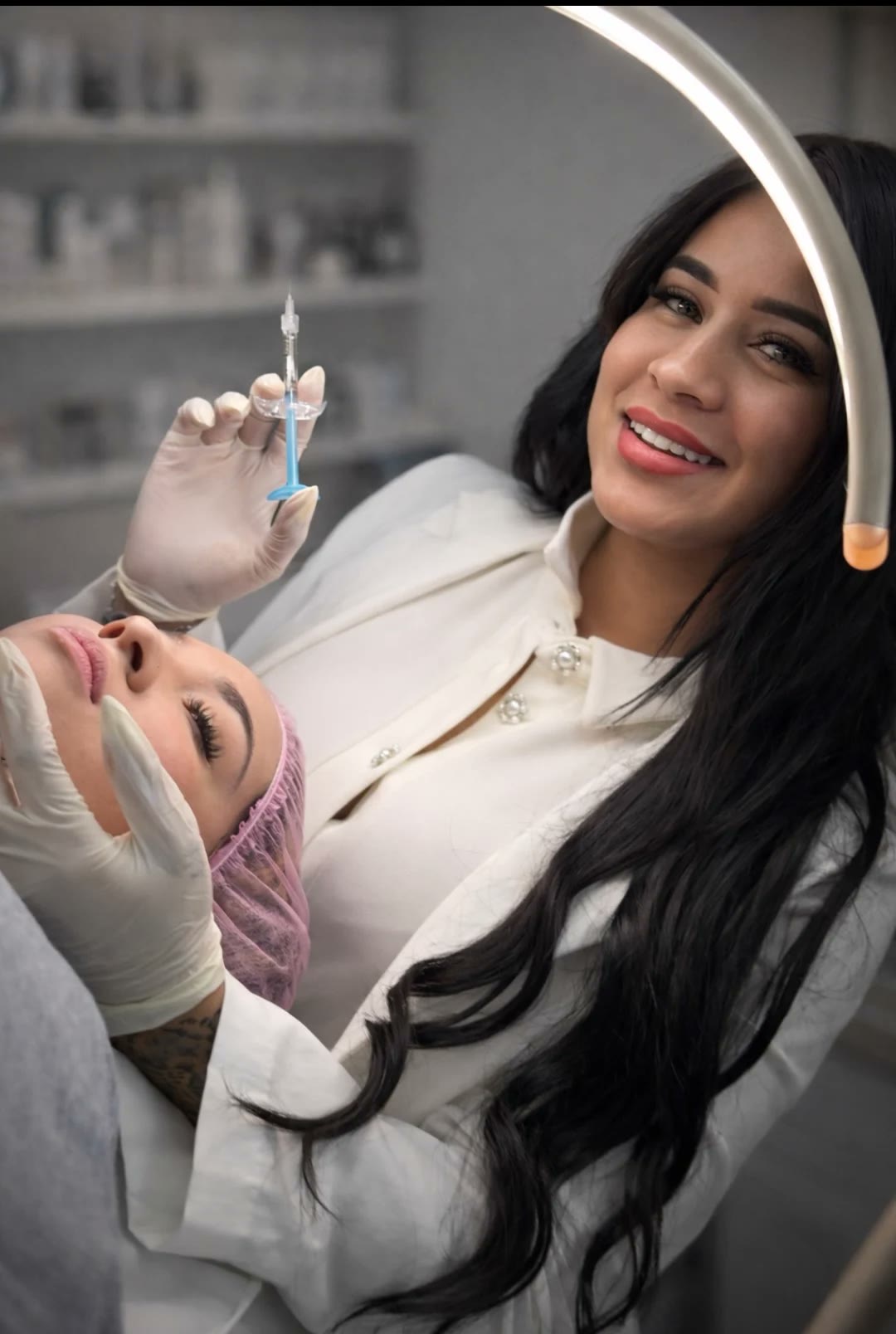 La profesional detrás de Xierra Luxe Studio durante un tratamiento facial